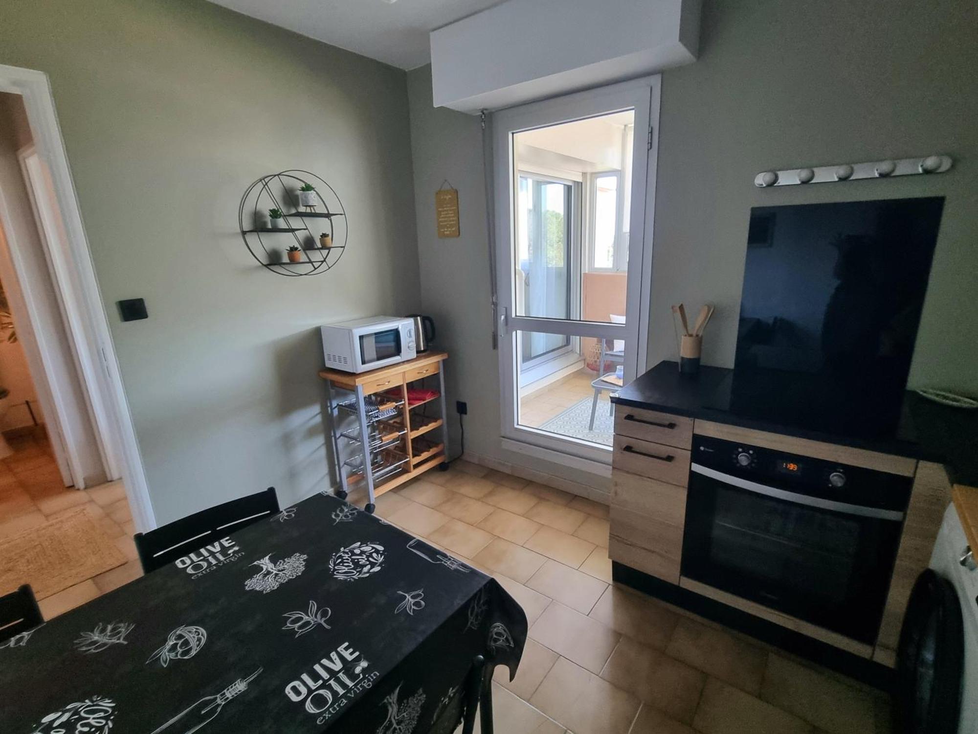 Spacieux T2, Emplacement Ideal Et Parking Prive 위제 외부 사진